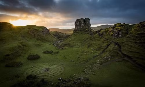 Những hình ảnh thiên nhiên hùng vĩ nhất được các nhiếp ảnh gia chụp lại trong khoảnh khắc thường ngày. Khung cảnh ở Xoắn ốc celtic ở Scotland. Đối với người Ireland cổ đại, nó đại diện cho mặt trời và năng lượng vũ trụ được xem như sinh ra từ đó.