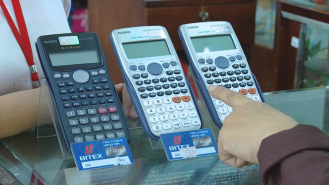 Dành dụm liên tục trong nhiều tháng trời, người mẹ mới gom đủ số tiền để mua máy tính. Với quan điểm, “mắc nợ không đáng sợ bằng mắc sai lầm”, cô không ngại tốn thời gian, đi qua mọi cửa hàng để chọn được chiếc máy tính uy tín cho con mình, không mua những chiếc máy giả dù rẻ đến đâu. Dành dụm liên tục trong nhiều tháng trời, người mẹ mới gom đủ số tiền để mua máy tính. Với quan điểm, “mắc nợ không đáng sợ bằng mắc sai lầm”, cô không ngại tốn thời gian, đi qua mọi cửa hàng để chọn được chiếc máy tính uy tín cho con mình, không mua những chiếc máy giả dù rẻ đến đâu.