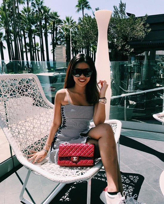 3 Chiếc túi Chanel được cô sử dụng thường xuyên nhất là Classic Flap da bóng màu đỏ. Nó có giá khoảng hơn 100 triệu đồng.
