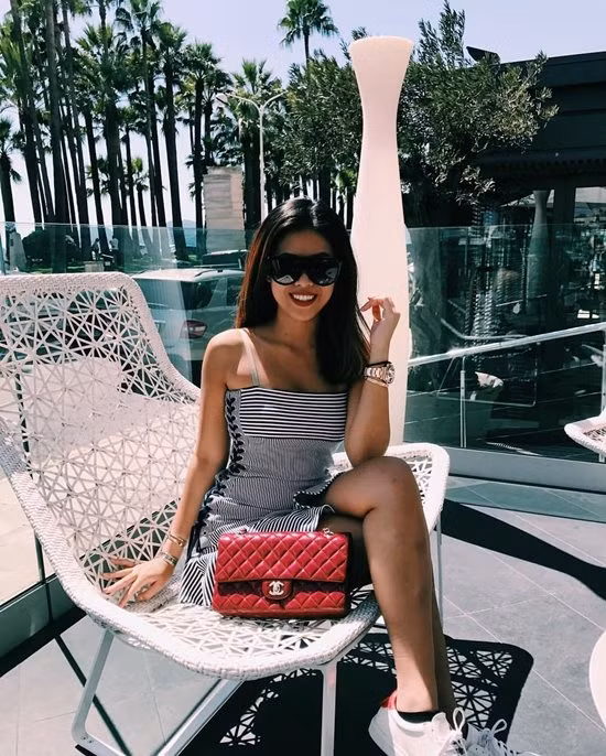 3 Chiếc túi Chanel được cô sử dụng thường xuyên nhất là Classic Flap da bóng màu đỏ. Nó có giá khoảng hơn 100 triệu đồng.