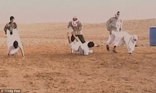 Khủng bố al-Qaeda bò trên sa mạc.