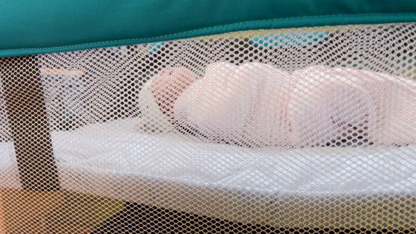 Những lỗ nhỏ li ti của chiếc nôi chính là ẩn họa khôn lường, có thể cắt vào tay chân trẻ nhỏ (Ảnh minh họa)