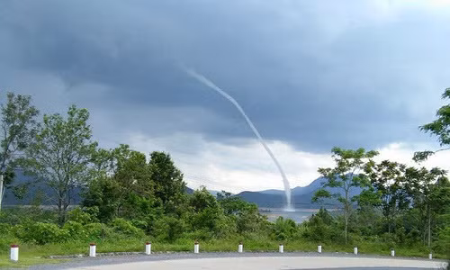 Ly giai cot nuoc nhu voi rong giua sam set o Quang Tri