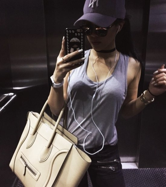 …một chiếc màu trắng kem bản da thường giá gần 70 triệu đồng