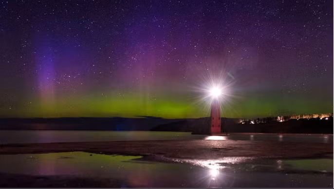 Một ngọn hải đăng của Ngũ Đại Hồ soi sáng dưới bầu trời rực rỡ "hào quang phương Bắc"
