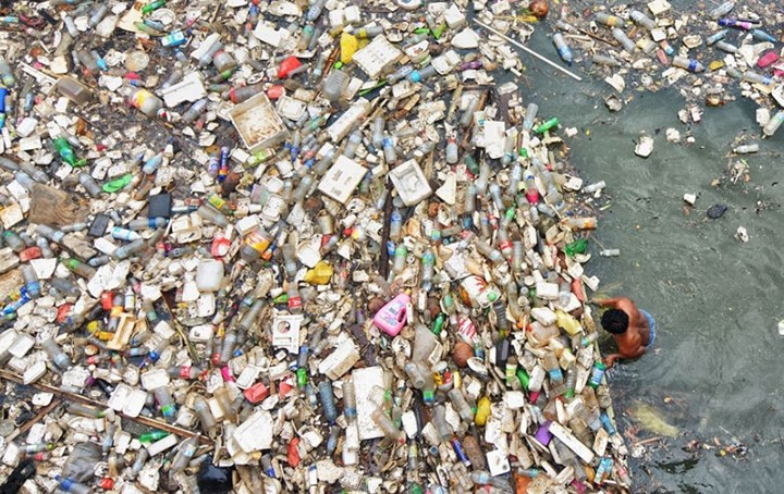 Theo thống kê, trong năm 2015, con người đã thải ra 6,9 tấn rác là các loại vật dụng bằng nhựa khác nhau. Chỉ có 9% trong số này được tái chế, 12% được chôn và có tới 79% tích tụ trong các đống rác hoặc nằm vương vãi ngoài môi trường.