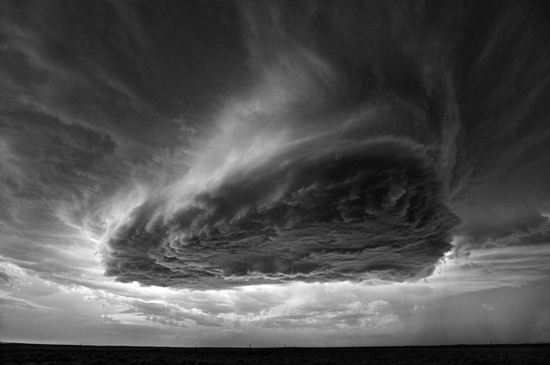 Bão sinh ra, chống lại tất cả, thay đổi hình dạng khi càn quét nhiều nơi, dần mất đi sức mạnh, và cuối cùng tan rã.