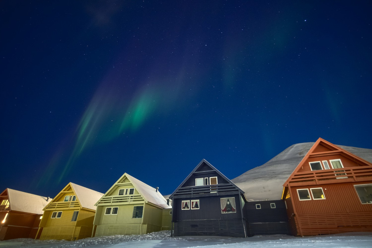 Longyearbyen là một trong số ít nơi trên thế giới bạn có thể chiêm ngưỡng ánh sáng cực quang vào ban ngày.