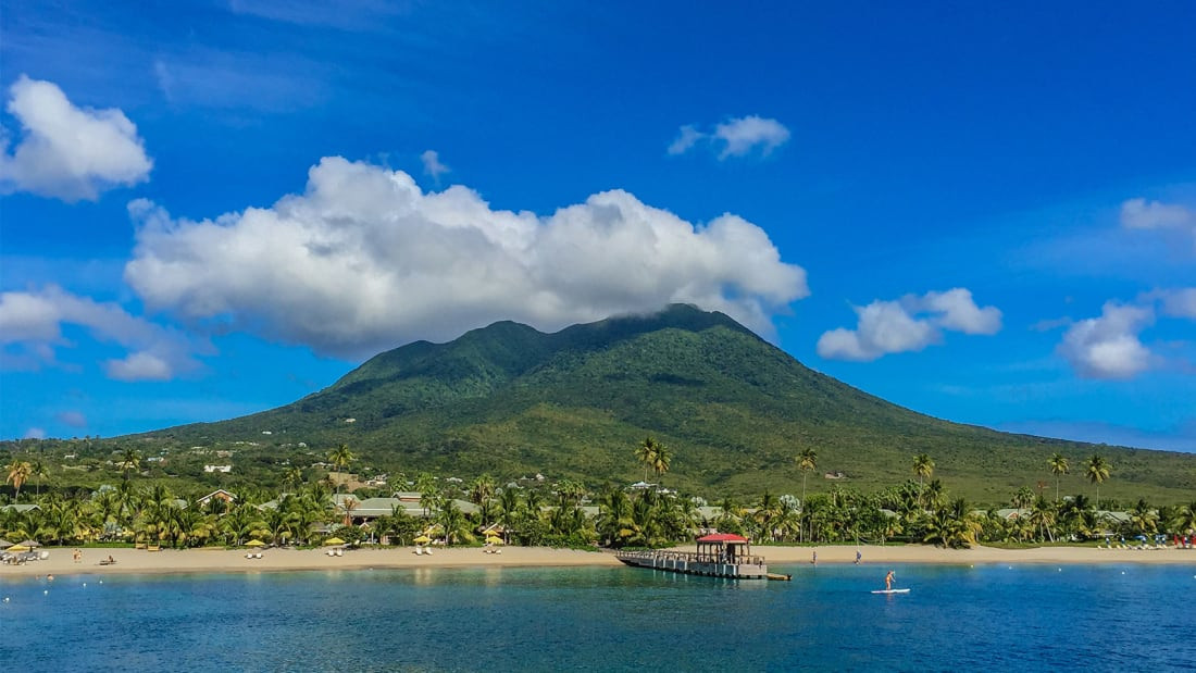 5. Nevis, Caribbe Nevis là một trong những hòn đảo lãng mạn nhất trên thế giới, nên nơi đây chắc chắn là địa điểm lý tưởng dành cho các cặp đôi tận hưởng kỳ nghỉ trăng mật. Thêm nữa, hòn đảo cũng có không gian riêng tư dành cho những người không muốn bị truyền thông làm phiền.