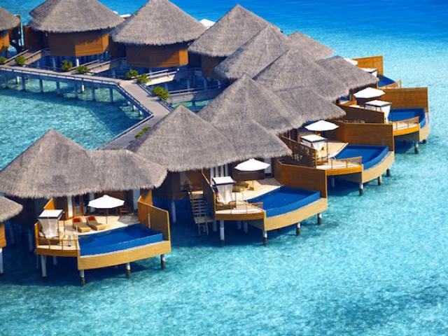 Tới xứ thiên đường Maldives tận hưởng tuần trăng mật, bạn không thể bỏ qua những địa điểm xa hoa này Maldives là một quốc đảo có cảnh quan lộng lẫy, được hình thành từ gần 1200 hòn đảo. Hiện Maldives có hơn 105 khu nghỉ...