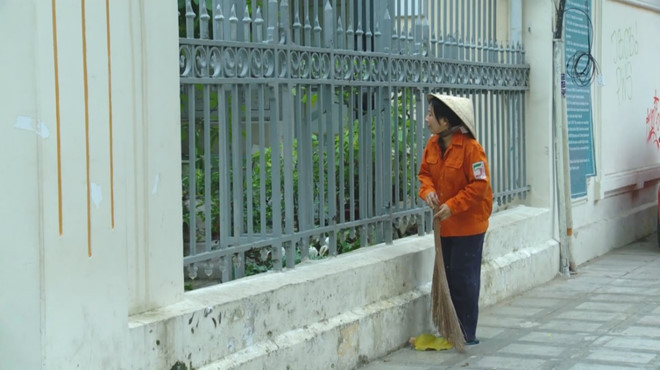 Clip "Tình mẹ" đậm chất tự sự, nhân vật người con đã phác họa chân dung người mẹ của mình: một cô lao công với ca làm việc bắt đầu từ nửa đêm và kết thúc vào quá trưa.