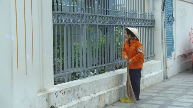 Clip "Tình mẹ" đậm chất tự sự, nhân vật người con đã phác họa chân dung người mẹ của mình: một cô lao công với ca làm việc bắt đầu từ nửa đêm và kết thúc vào quá trưa.