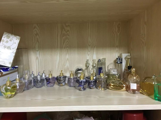 Một cư dân mạng bình luận về chuyện của cô gái nghiện shopping: "Mình không thấy việc mua hàng đống đồ đạc giống nhau rồi để đấy có gì tốt. Thay vì phung phí tiền nong như vậy thì chị vợ đã có thể làm giảm nhẹ gánh nặng cho chồng mình rồi ."