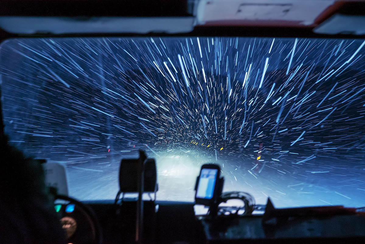 Lái xe trong cơn bão tuyết lớn.