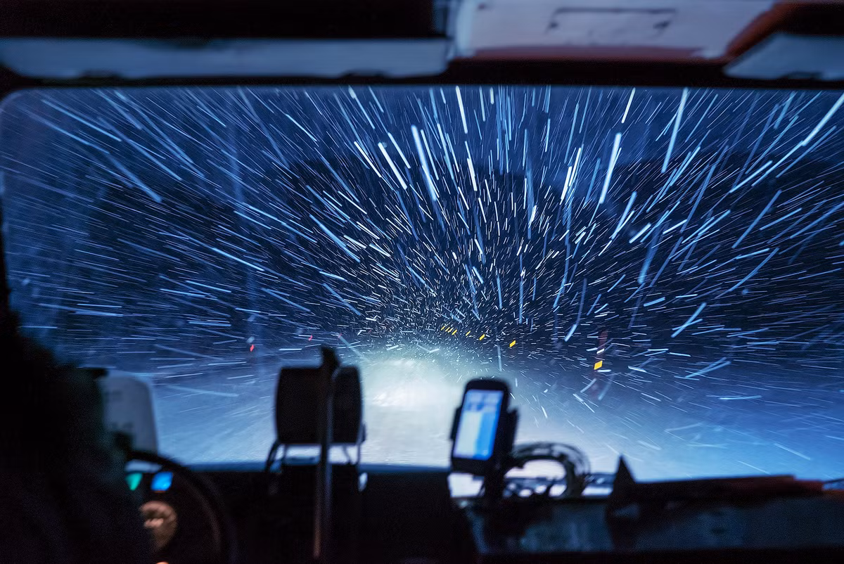 Lái xe trong cơn bão tuyết lớn.