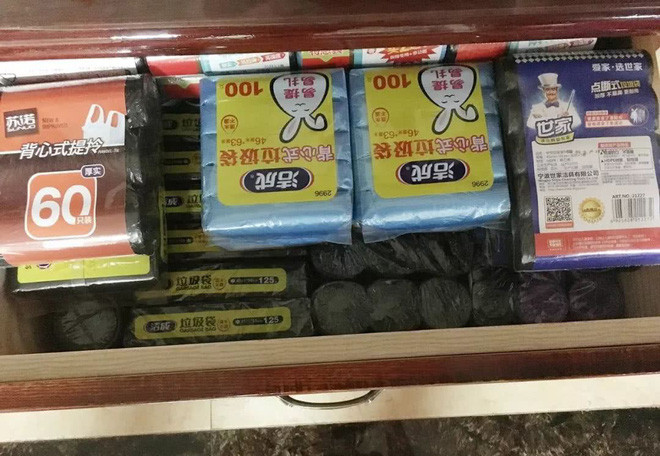 Mới đây, một cô gái có tên là Yến Tử, 26 tuổi, đến từ thị trấn Tiêu Sơn, Hàng Châu, Trung Quốc đã chia sẻ lên mạng xã hội những tấm ảnh chụp căn phòng ngủ nhà mình, cô cho biết, mình mắc chứng nghiện mua sắm online suốt 6 năm nay, do đó các căn phòng trong nhà của cô đều chất đầy món đồ dù trông đều giống nhau và còn chưa bóc tem bóc kiện.