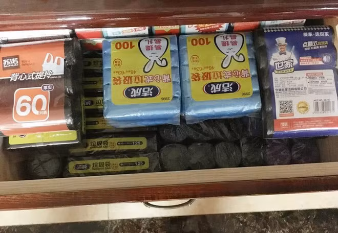 Mới đây, một cô gái có tên là Yến Tử, 26 tuổi, đến từ thị trấn Tiêu Sơn, Hàng Châu, Trung Quốc đã chia sẻ lên mạng xã hội những tấm ảnh chụp căn phòng ngủ nhà mình, cô cho biết, mình mắc chứng nghiện mua sắm online suốt 6 năm nay, do đó các căn phòng trong nhà của cô đều chất đầy món đồ dù trông đều giống nhau và còn chưa bóc tem bóc kiện.