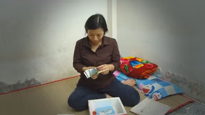 Sau bứt rứt vì hoàn cảnh khó khăn, người mẹ quyết định phải hành động. Cô gom góp, chắt chiu từng chút một với ấp ủ mua tặng con trai một chiếc máy tính mới.