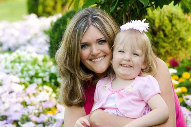 Julie và con gái đầu lòng Kaitlyn.