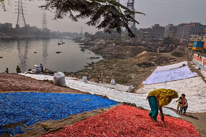 Có khoảng 120.000 người làm việc trong lĩnh vực tái chế rác thải tại Dhaka (Bangladesh) nơi 18 triệu người dân thải ra tới 11.000 tấn rác thải hàng ngày.