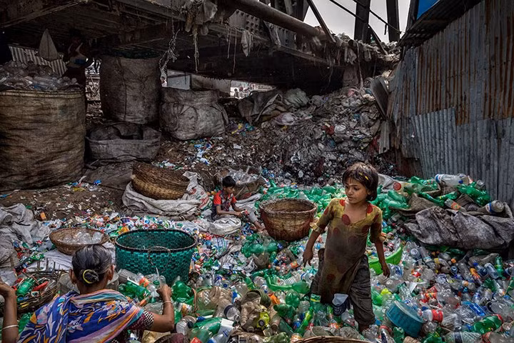 Việc sử dụng tràn lan các loại túi, chai, đồ dùng bằng nhựa đã khiến nhiều khu vực trên thế giới trở thành "bãi thải nhựa".