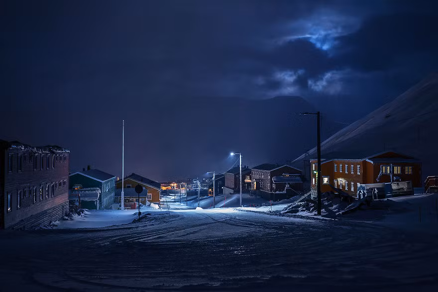 Thị trấn lúc 2 giờ chiều. Toàn bộ Longyearbyen sử dụng năng lượng từ nhà máy điện than, thải ra 40 tấn khí CO2/người/năm.