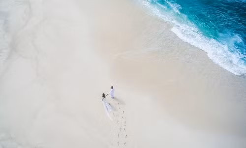 1. Đảo North, Seychelles Vợ chồng Hoàng từ William và Kate Middleton đã từng tận hưởng kỳ nghỉ trăng mật tại hòn đảo này và nơi đây cũng có thể là lựa chọn cho kỳ nghỉ đầu tiên sau lễ cưới của Hoàng tử Harry và vợ Meghan Markle, bởi vì địa điểm này có không gian riêng tư, bãi biển đẹp và nước trong xanh.