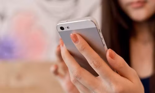 Không nên sử dụng các thiết bị di động ngoài trời mưa bão. Ảnh minh họa.