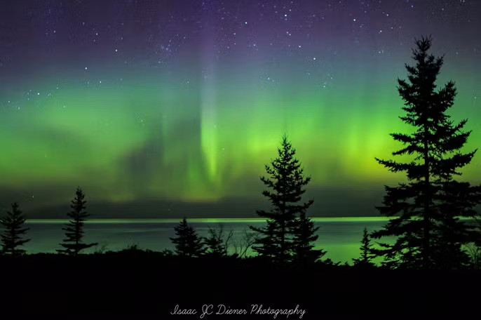 Một góc độ khác của cực quang trên bầu trời đêm Michigan vừa qua - ảnh: Isasc JC Diener