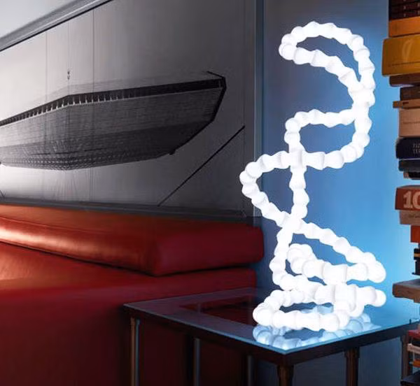 Với cấu trúc siêu ấn tượng bởi 2 nhà thiết kế Osko và Deichmann, chiếc đèn có mức giá khá cao, hơn 10 triệu đồng (tương đương 445,5 USD) cho một chiếc. Với cấu trúc siêu ấn tượng bởi 2 nhà thiết kế Osko và Deichmann, chiếc đèn có mức giá khá cao, hơn 10 triệu đồng (tương đương 445,5 USD) cho một chiếc.