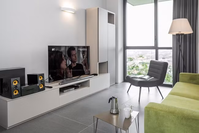 Trong tòa tháp chung cư này, các căn hộ có mức giá khá đắt. Trong đó, căn hộ 80m2 có giá 845.000 USD (~19 tỷ đồng), còn căn penthouse 200m2 có giá 2,6 triệu USD (~59 tỷ đồng).