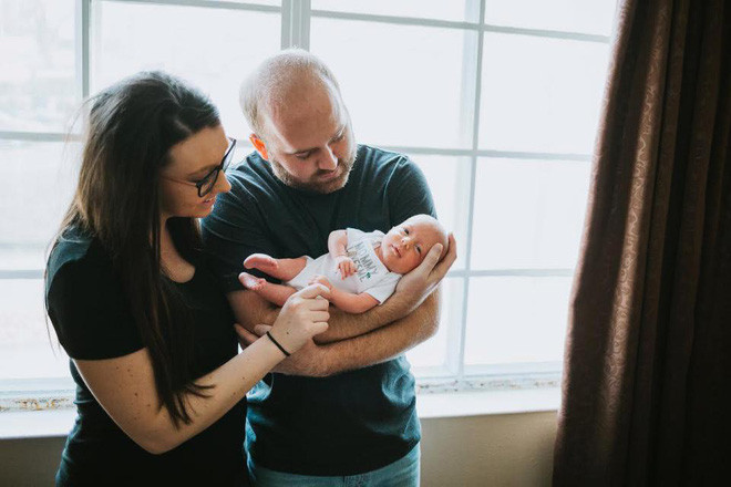 Mặc dù phẫu thuật thai nhi có tỷ lệ rủi ro cao nhưng vợ chồng Joni vẫn quyết định thực hiện vì tương lai của con.