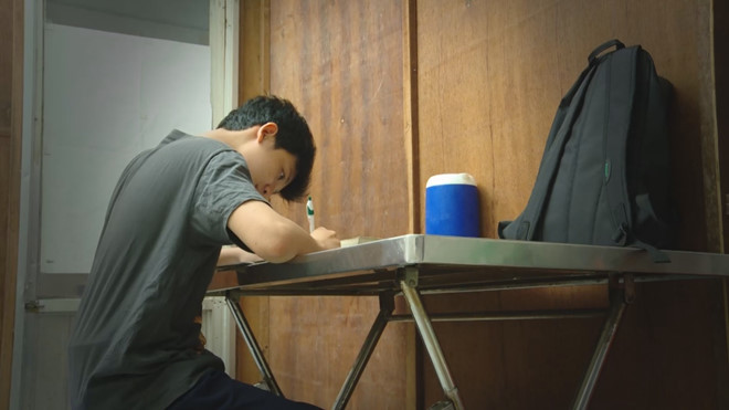 Nỗ lực cũng đến ngày gặt trái ngọt, cậu bé trai đã nhận được chiếc máy tính Casio mình hằng mong ước đúng kỳ thi học sinh giỏi. Em miệt mài đèn sách, vượt qua mọi kỳ thi khó khăn với tình yêu thương của mẹ. Nỗ lực cũng đến ngày gặt trái ngọt, cậu bé trai đã nhận được chiếc máy tính Casio mình hằng mong ước đúng kỳ thi học sinh giỏi. Em miệt mài đèn sách, vượt qua mọi kỳ thi khó khăn với tình yêu thương của mẹ.