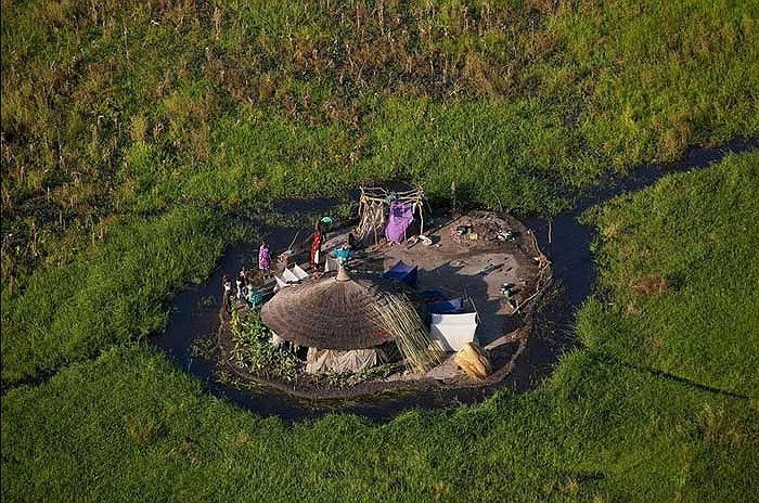 Những ngôi nhà ở một khu vực xa xôi thuộc đầm lầy Sudd (Nam Sudan). Những ngôi nhà ở một khu vực xa xôi thuộc đầm lầy Sudd (Nam Sudan).
