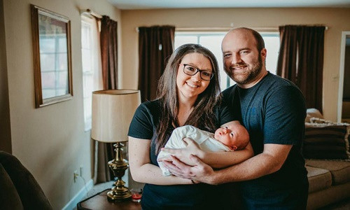 Joni bên chồng và đứa con mới chào đời.