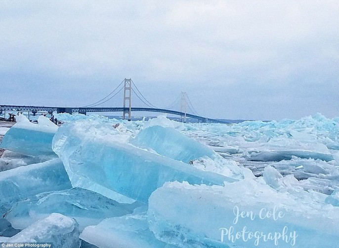 Cầu Mackinac giữa hồ băng xanh lơ - loại "siêu băng" cực dày và đặc tạo ra bởi nhiệt độ -40 độ C - ảnh: Jen Cole