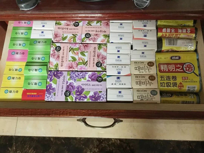 Tuy nhiên, bỏ qua những người mua sắm chỉ theo nhu cầu, trên thế giới còn có rất nhiều người mắc chứng nghiện mua sắm. Nếu không may bị bệnh này, một người sẽ shopping điên cuồng đến mức chẳng quan tâm mình có bao nhiêu tiền, cứ thế mà mua đến mức ngập nhà ngập cửa trong áo quần, giày dép, mỹ phẩm… thì thôi.