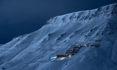 Longyearbyen, nằm ở 78 độ Bắc, là thủ đô của quần đảo Svalbard, đây là nơi định cư nhỏ bé của 2.000 cư dân. Nơi này có đầy đủ các cơ sở vật chất như trường đại học, siêu thị... Điều kiện khắc nghiệt giúp lưu giữ những nét hoang sơ huyền bí.