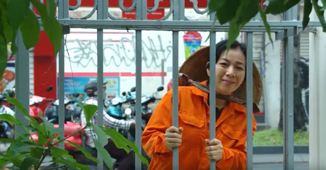 Vất vả, tần tảo, cần mẫn trên từng đường phố, nhưng mẹ vẫn tranh thủ từng giây phút ngắn ngủi dõi theo con khi đến trường. Nỗi khổ tâm lớn nhất của mẹ chính là việc con không được đủ đầy như bao bạn cùng trang lứa. Chiếc máy tính để học tập, con cũng phải dùng chung với bạn cùng bàn. Vất vả, tần tảo, cần mẫn trên từng đường phố, nhưng mẹ vẫn tranh thủ từng giây phút ngắn ngủi dõi theo con khi đến trường. Nỗi khổ tâm lớn nhất của mẹ chính là việc con không được đủ đầy như bao bạn cùng trang lứa. Chiếc máy tính để học tập, con cũng phải dùng chung với bạn cùng bàn.