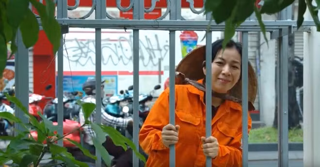 Vất vả, tần tảo, cần mẫn trên từng đường phố, nhưng mẹ vẫn tranh thủ từng giây phút ngắn ngủi dõi theo con khi đến trường. Nỗi khổ tâm lớn nhất của mẹ chính là việc con không được đủ đầy như bao bạn cùng trang lứa. Chiếc máy tính để học tập, con cũng phải dùng chung với bạn cùng bàn.