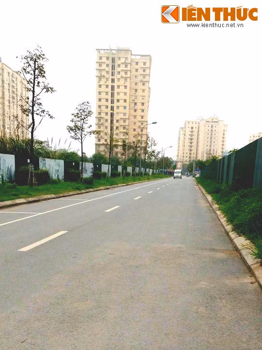 Bởi, mật độ hiện tại trên đường Nguyễn Chánh rất đông, luồng giao thông phức tạp, lối rẽ vào dự án nhỏ, đột ngột lại bị cây xanh che khuất tầm nhìn và không có dải phân cách cố định, không có đèn tín hiệu giao thông. Trong ảnh là lối đi vào Home City từ đường Nguyễn Chánh.