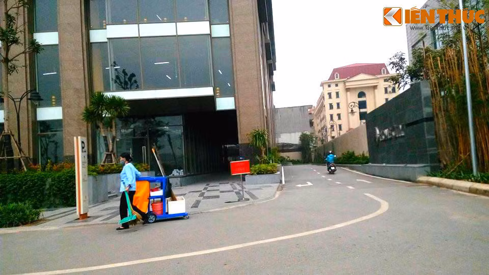 “Tôi cho rằng để xảy ra những lùm xùm không đáng có như vậy là điều đáng tiếc. Tôi khẳng định, chúng tôi đã làm đúng theo quy hoạch chung và luôn đặt lợi ích của cư dân lên trên hết”, ông Minh khẳng định trên Pháp luật plus.