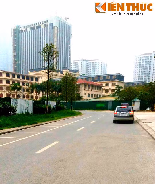 Ngoài ra, chia sẻ thông tin với báo chí, nhiều cư dân cho rằng, con đường "tạm" hiện tại là đất đã quy hoạch của dự án khác, nghĩa là cư dân tại đây đang đi nhờ đường, chứ đường "tạm" này không dành cho cư dân Home City 177 Trung Kính đi lại.