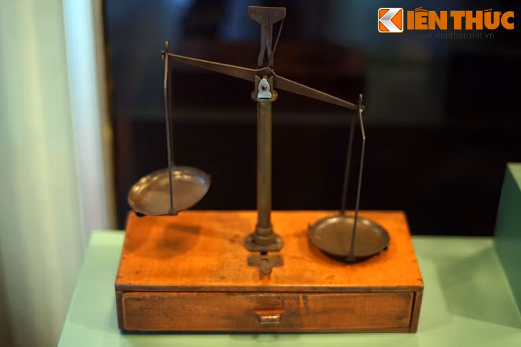 Cân tiểu li, dùng để cân vàng và thuốc bắc.