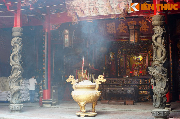 1. Tọa lạc tại số 802 Nguyễn Trãi, quận 5, TP HCM, Hội quán Hà Chương được thành lập vào năm 1809, là một hội quán nổi tiếng về sự lâu đời và kiến trúc độc đáo của người Hoa Chợ Lớn. Nét nổi bật trong kiến trúc của hội quán này là bốn chiếc cột đá rồng độc nhất vô nhị của Việt Nam.