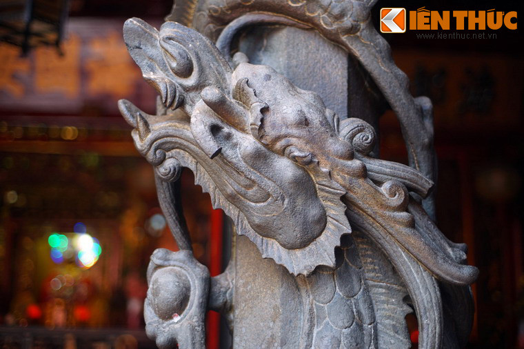 Có giai thoại cho rằng, hội quán Hà Chương từng có đến sáu cây cột đá rồng. Hai cây trong số đó đã bị nhà cầm quyền Pháp "mượn" để đem đi triển lãm và không bao giờ trả lại. Sau 2 thế kỷ tồn tại, một số chi tiết trên cột đã sứt mẻ hoặc gãy rời...