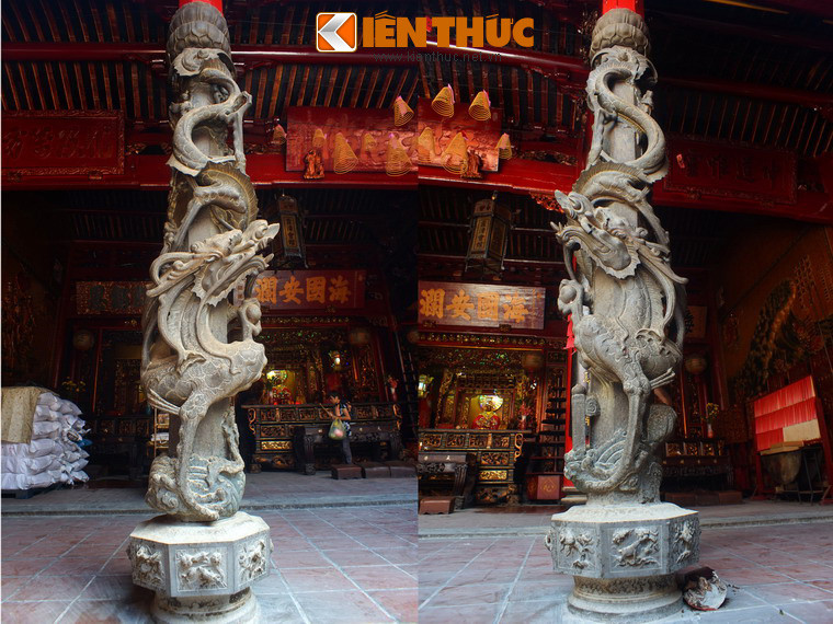 Trong bốn cột này, hai cột nằm hai bên cửa hội quán Hà Chương. Hai cột còn lại nằm ở hai bên chính điện. Cả bốn cột được đẽo từ đá nguyên khối, kích thước rất lớn, tạo hình rồng cuốn rất chi tiết và vô cùng sinh động trên thân cột.