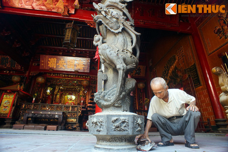 Chân cột hình trụ bát giác, 8 mặt là 8 bức phù điêu mang chủ đề thiên nhiên ước lệ theo lối truyền thống, không bức nào giống bức nào. Phần trên thân cột có hình bát tiên quá hải kết hợp khéo léo với đuôi rồng. Đỉnh cột được tạo hình hoa sen, phía trên đỡ các cấu trúc gỗ.