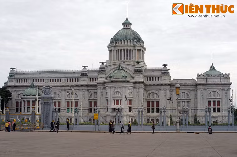 Tọa lạc tại Quảng trường Hoàng Gia ở trung tâm Bangkok, cung điện Ananta Samakhom hay cung điện Chitralada là tuyệt tác kiến trúc bằng đá có một không hai của Thái Lan.