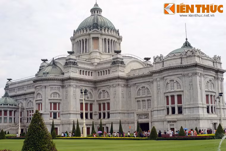 Cung điện Ananta Samakhom được xây dựng theo lối kiến trúc của Italia thời Phục Hưng pha trộn với một số nét kiến trúc Thái Lan.